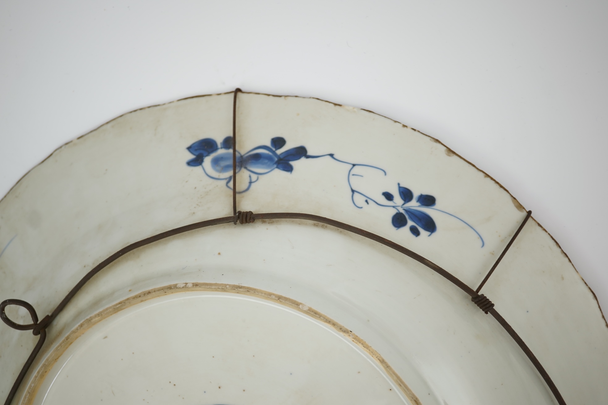A Chinese blue and white charger, Kangxi period (1662-1722)